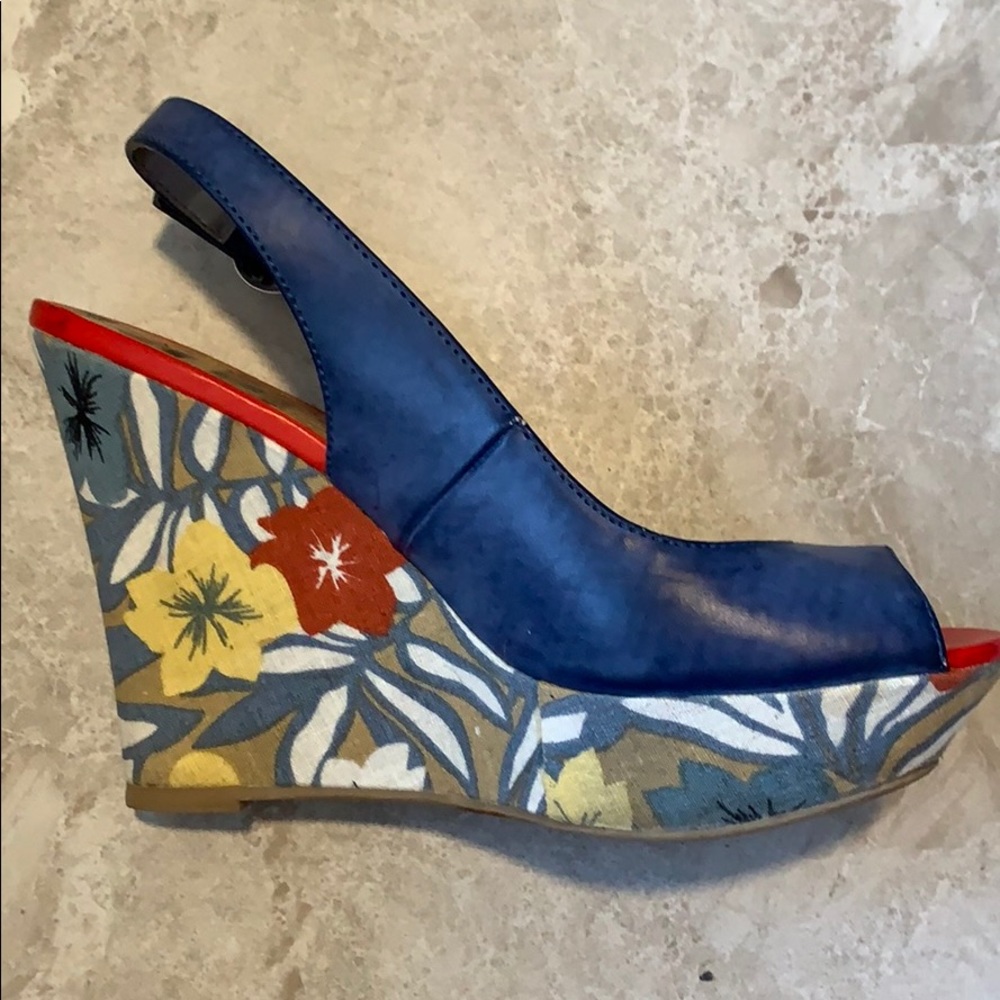 Guess by Guess platform open toed